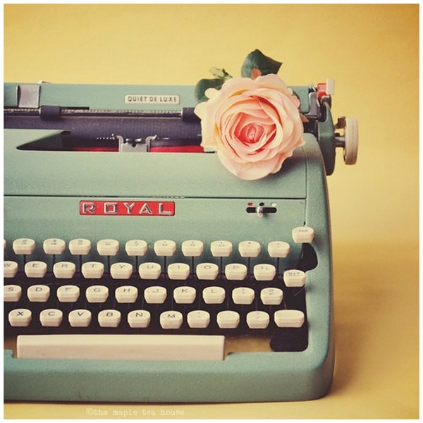 Vintage-typewriter_